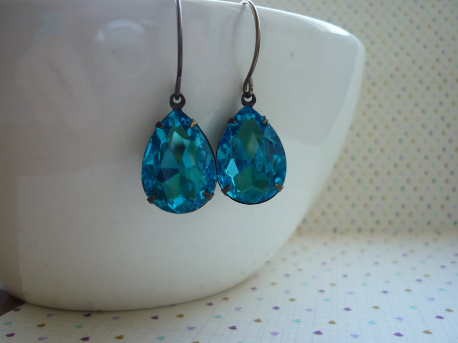 AQUA BLUE & VINTAJ BRASS PEAR TEAR DROP EARRINGS.  