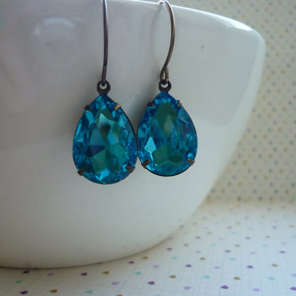 AQUA BLUE & VINTAJ BRASS PEAR TEAR DROP EARRINGS.  