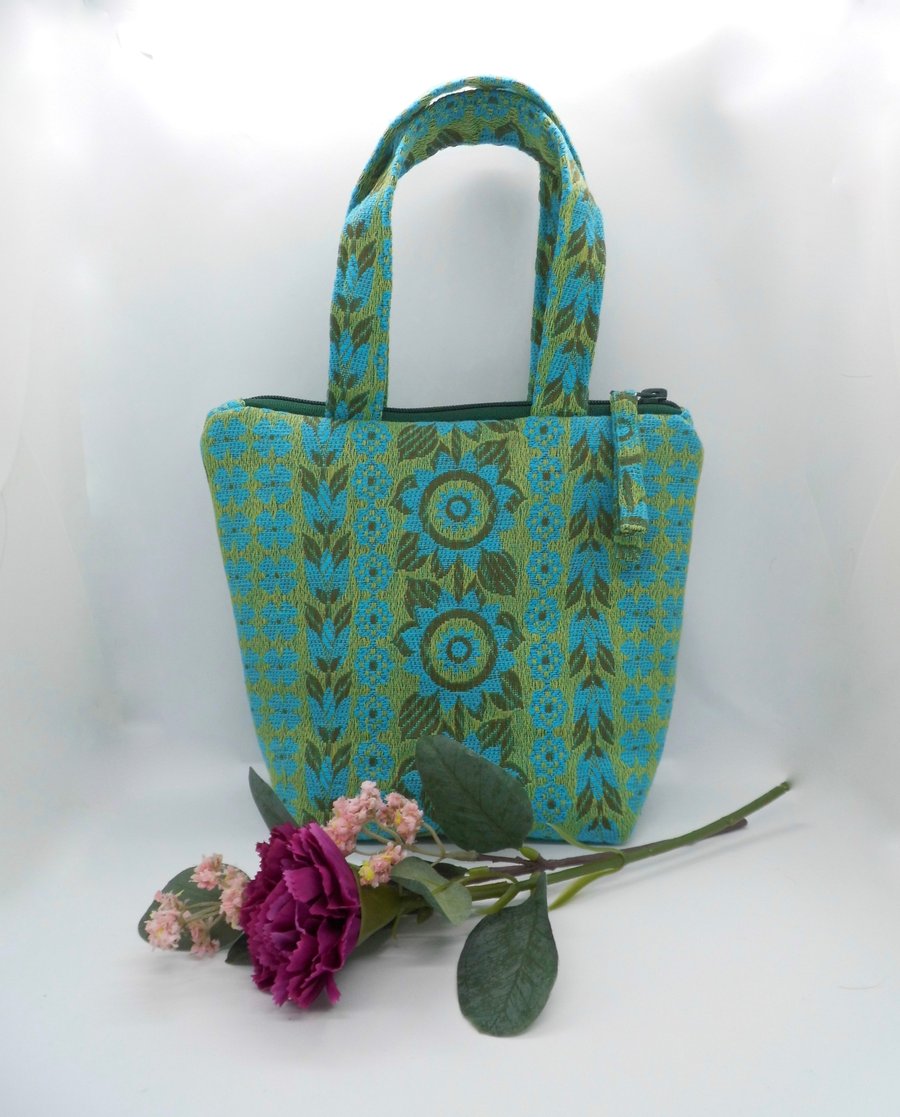 Fabric handbag with zip