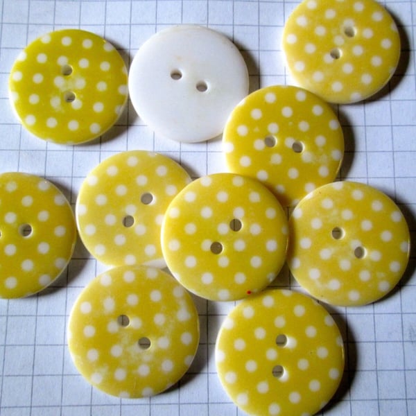 10 x  23mm YELLOW Polka Dot Spotty Buttons