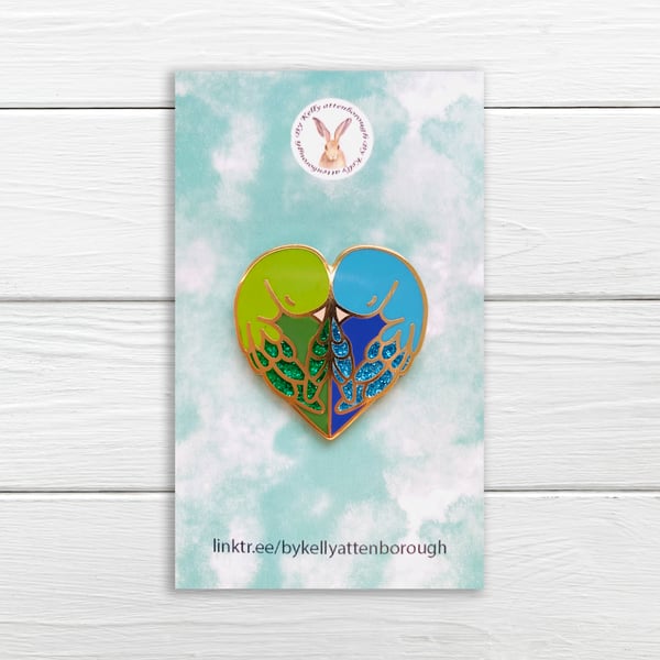 Love bird parrot pin badge