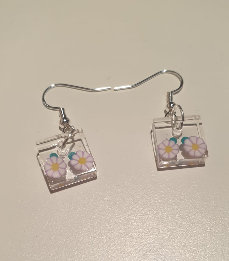 Square daisy resin earrings