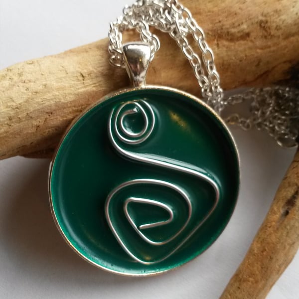 Necklace Fluid Movement in Green