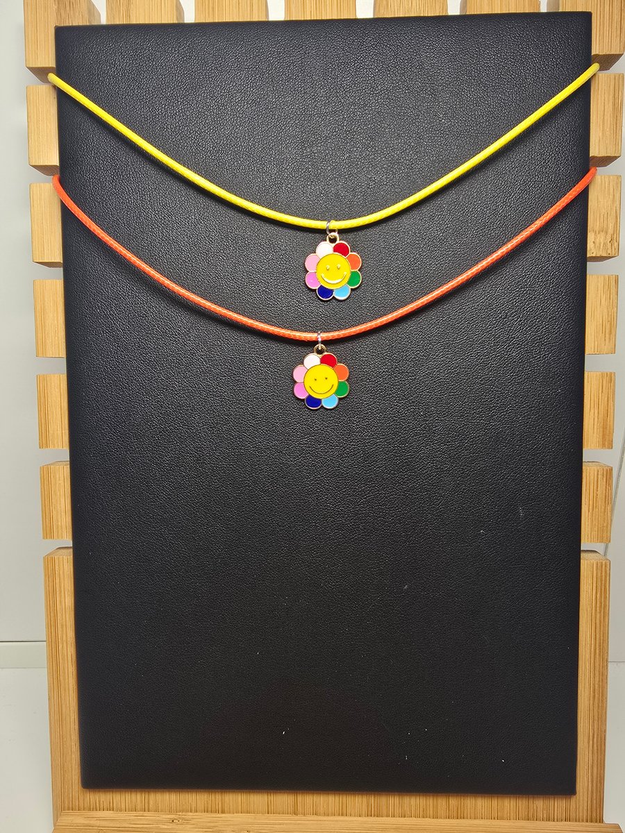 Kids necklace - Smiling flower - Yellow or orange cord