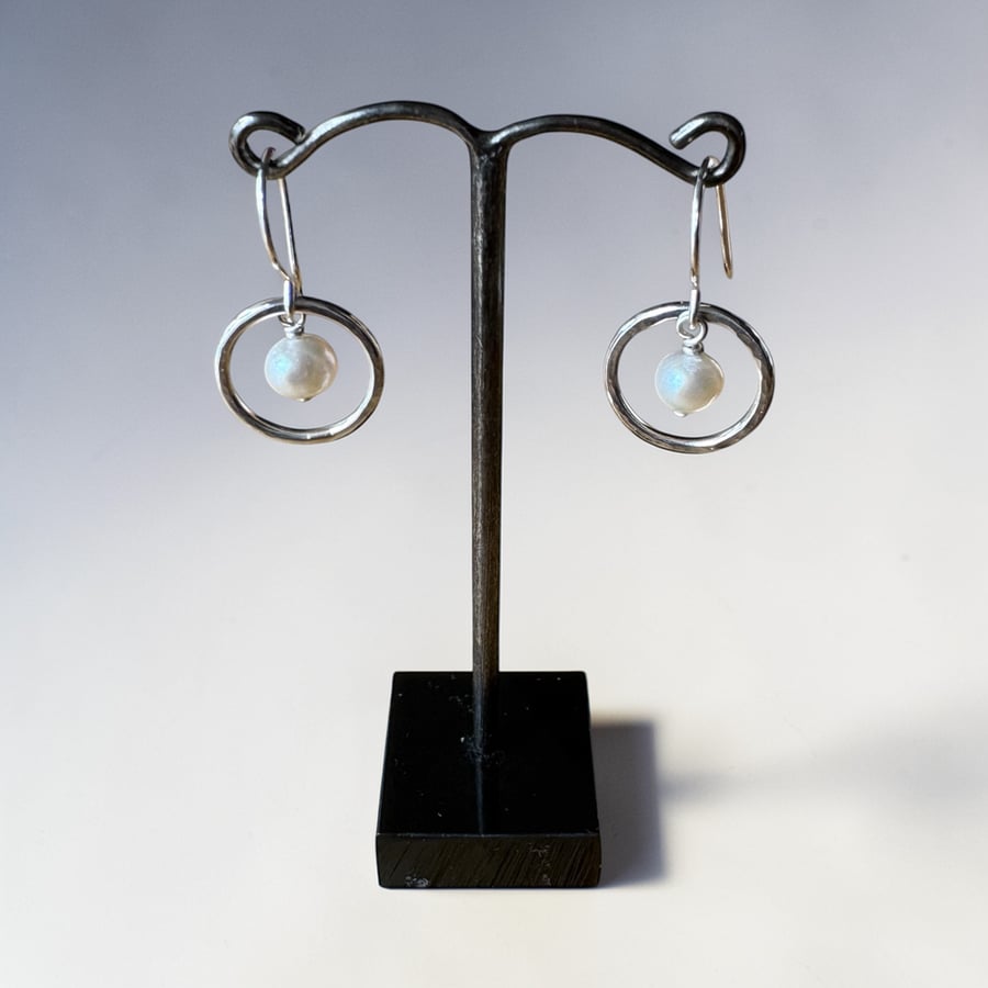 Circle and pearl earrings 