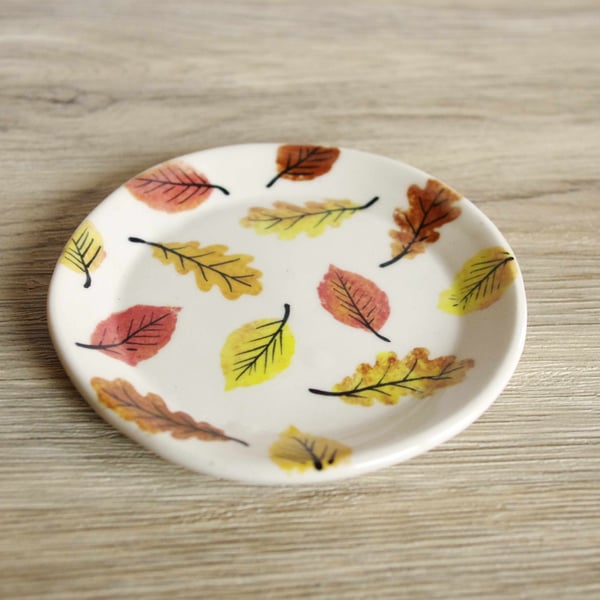 Small Circle Dish - Autumn Colours Beech and Oak Leaves, Pattern
