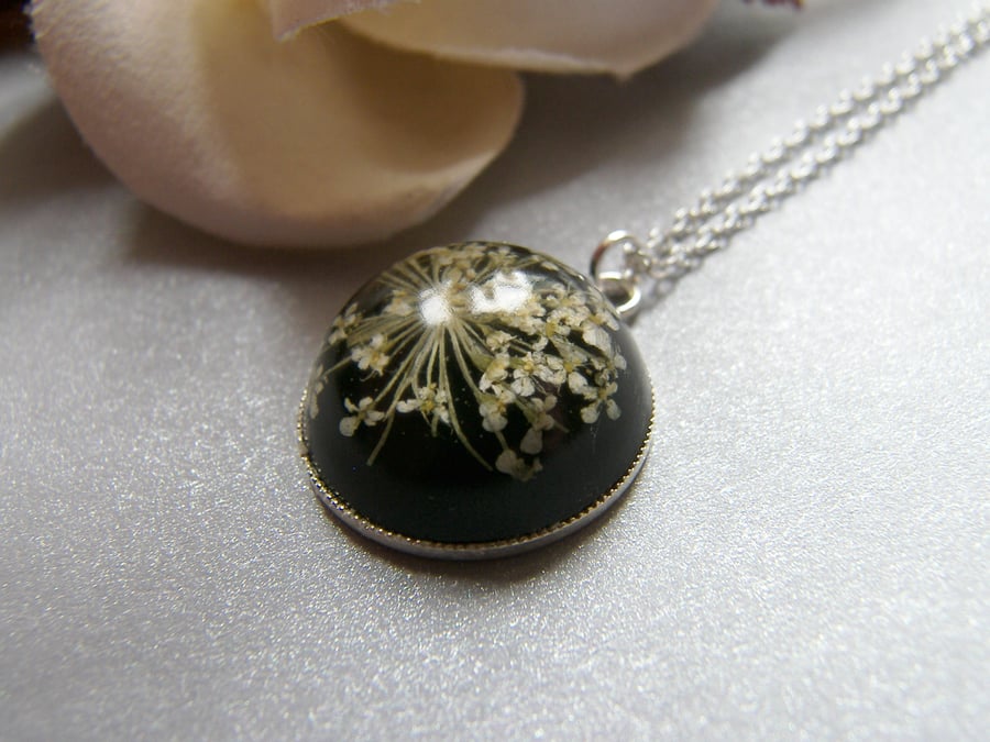 Queen Anne's Lace Flower Necklace in Resin Botanical Flower - SNOWFLAKE