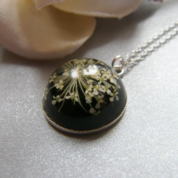 Queen Anne's Lace Flower Necklace in Resin Botanical Flower - SNOWFLAKE