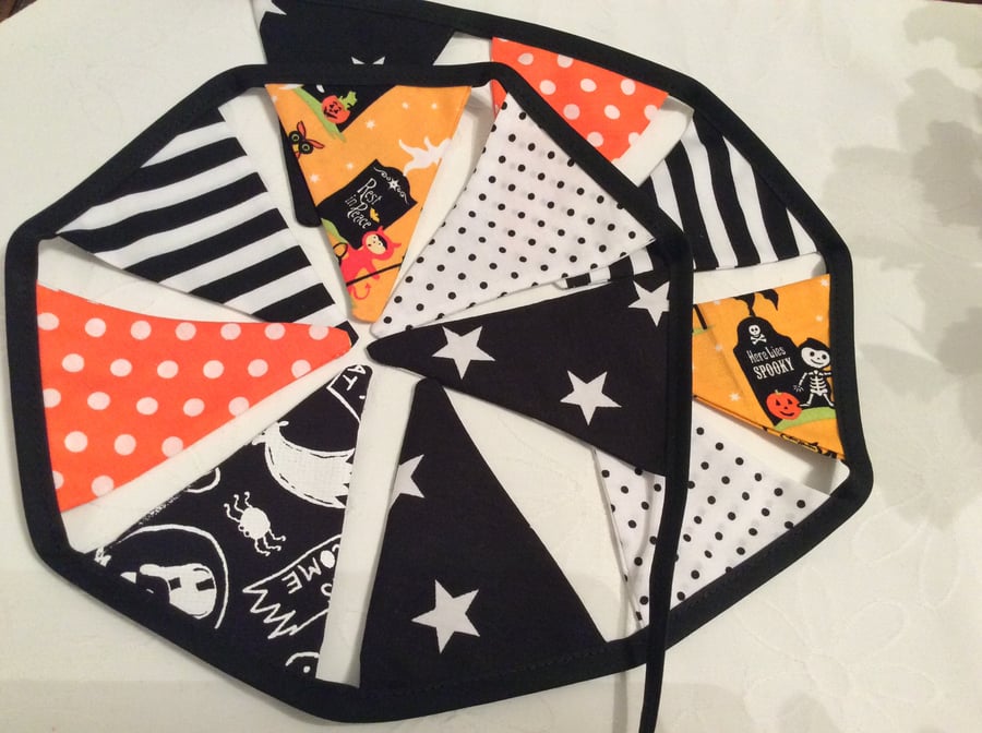 Halloween Bunting -  12  small flags, trick or treat, ghosts