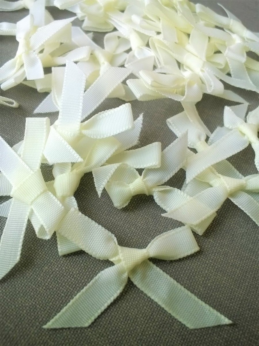 20 cream ribbon bows 3cm wide, bows for craft projects, small cream bows
