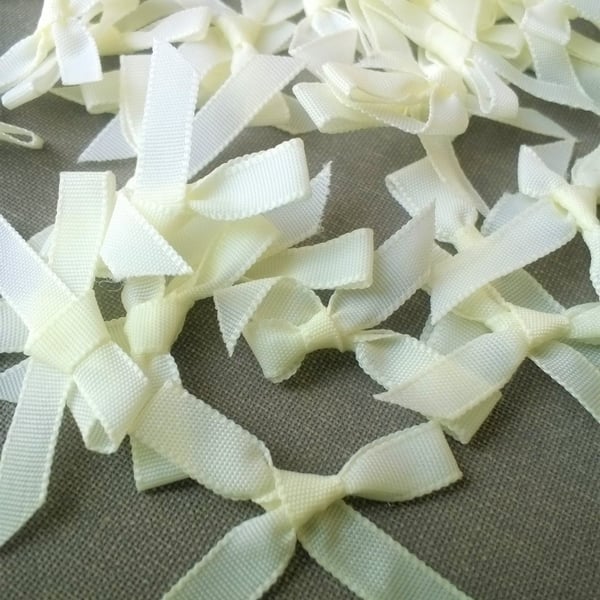 20 cream ribbon bows 3cm wide, bows for craft projects, small cream bows