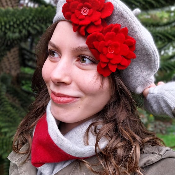 Grey beret with felt floral embellishment, recycled 100% cashmere