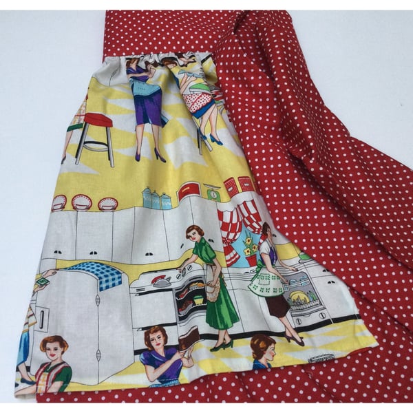 Retro half apron in 1950s housewife print