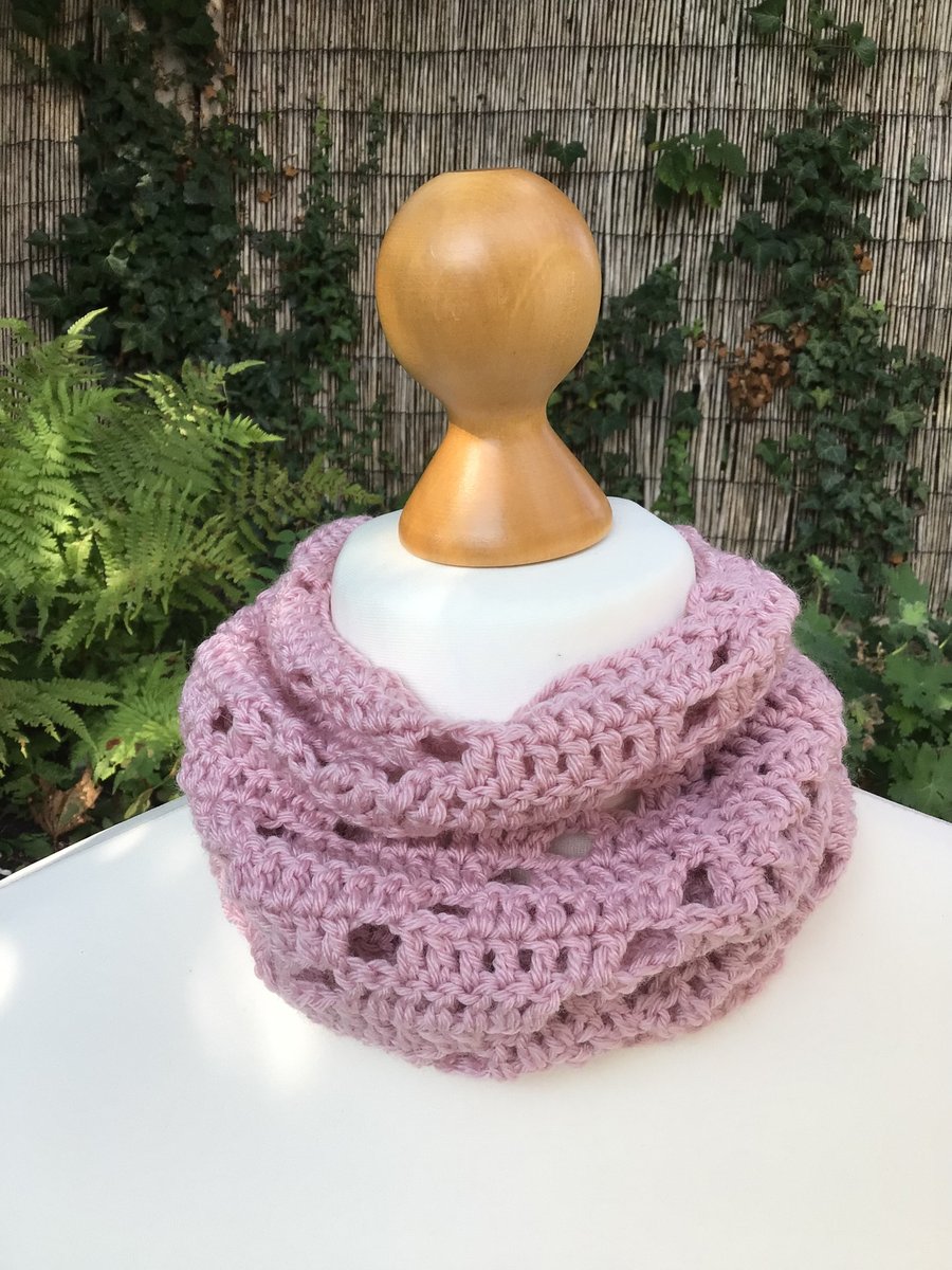 Snood in acrylic & Merino wool blend, colour Dusty Pink