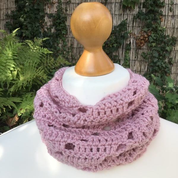 Snood in acrylic & Merino wool blend, colour Dusty Pink