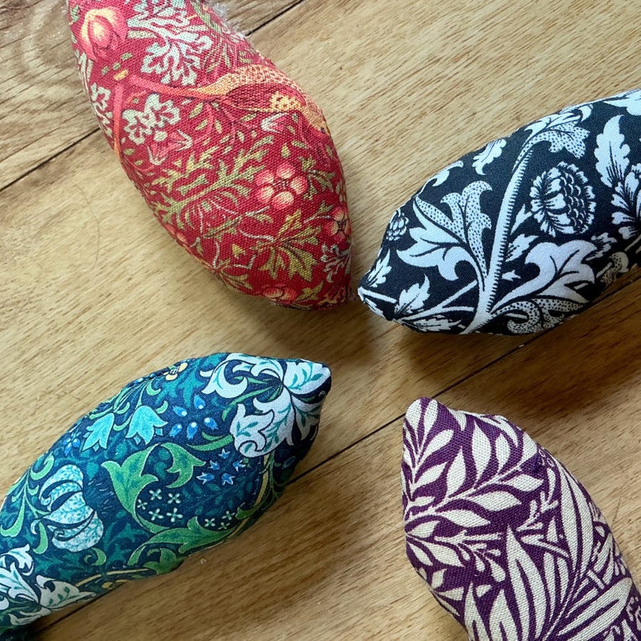 Small catnip fish……william Morris print cotton cat toy