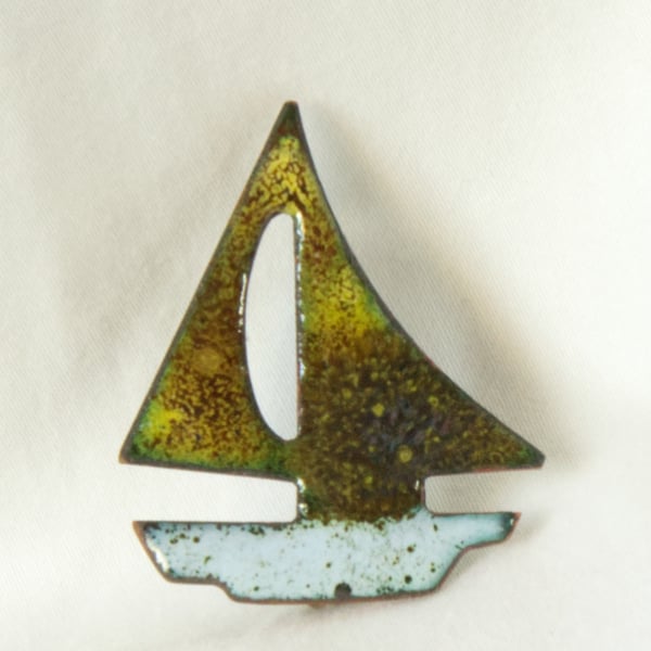 boat with brown sails, white hull - brooch