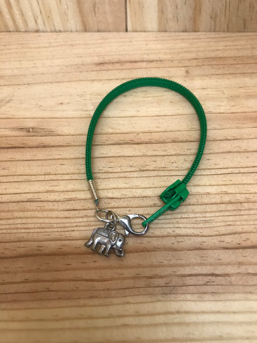  Children's Green Zip Bracelet. (127)