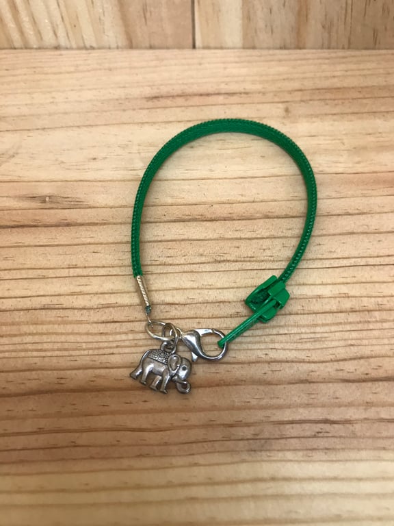  Children's Green Zip Bracelet. (127)