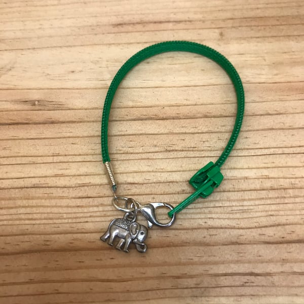  Children's Green Zip Bracelet. (127)
