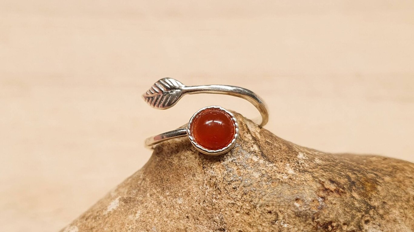 Red carnelian leaf ring. July Birthstone. 925 sterling silver. Size N