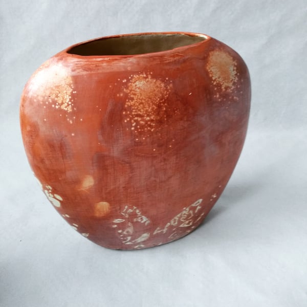 POTTERY DECORATIVE OVAL VASE 21 CMS HIGH