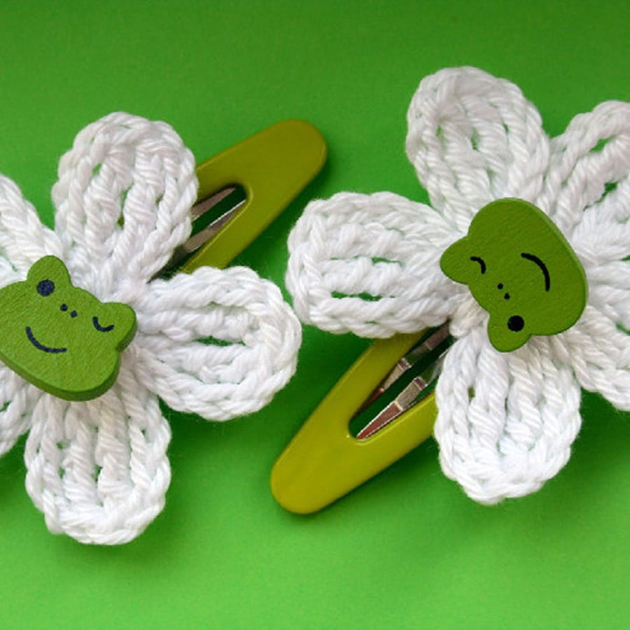 A set of 2 hair clips with WHITE crochet flowers GREEN FROG