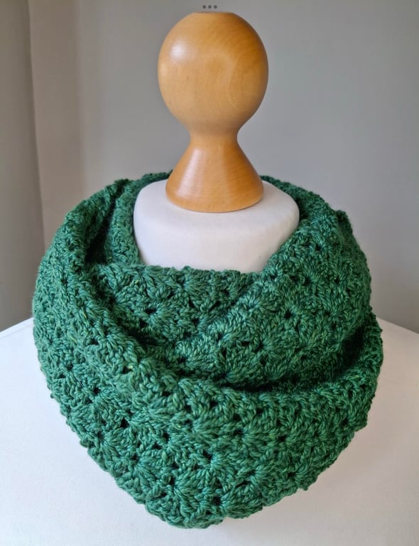 Lacy infinity circle scarf in wool and silk blend. Colour Ivy