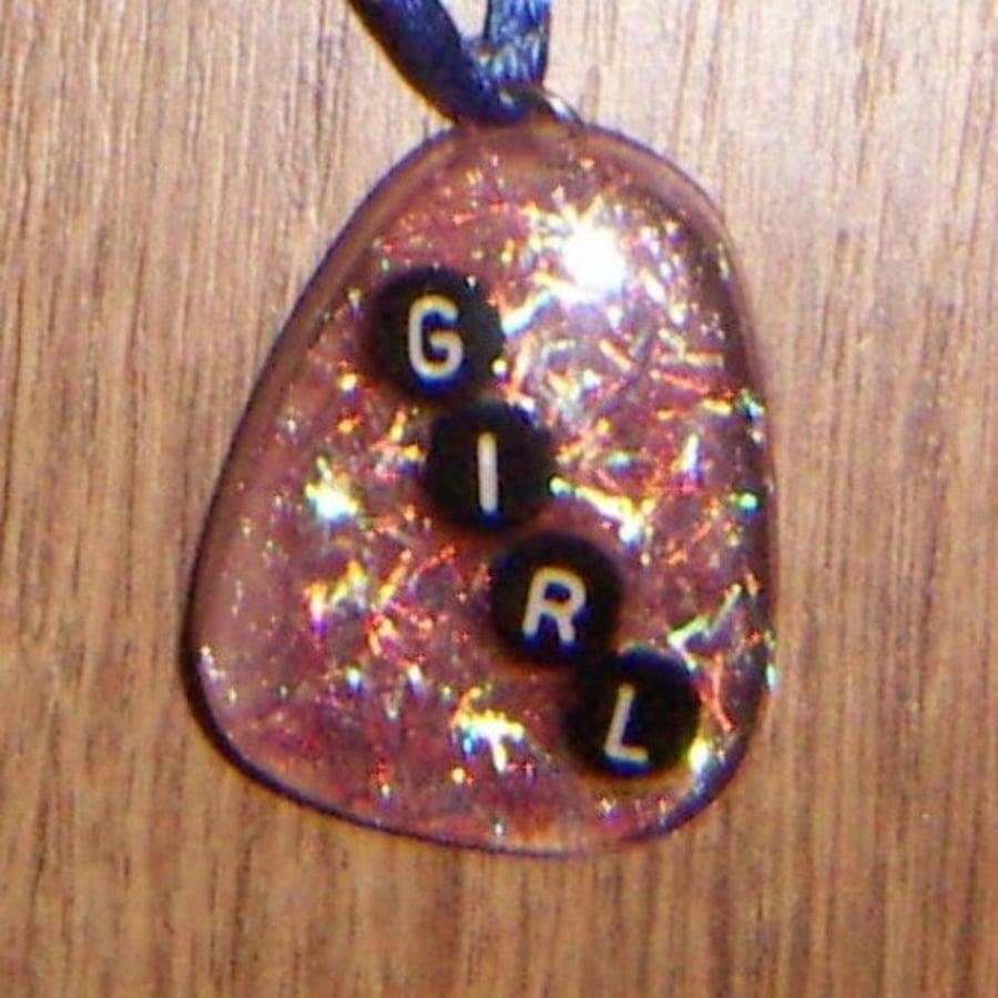 Pink resin sparkly pendant 'Girl'