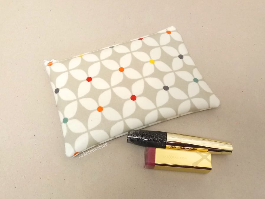 Make up bag in beige with white flowers