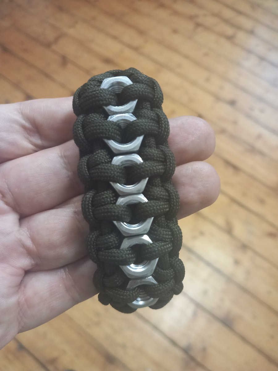 Hexagonal paracord bracelet