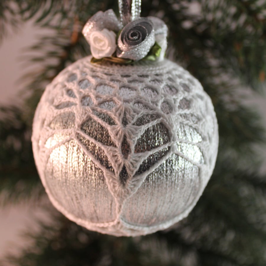 Christmas bauble silver and white vintage style, Y4