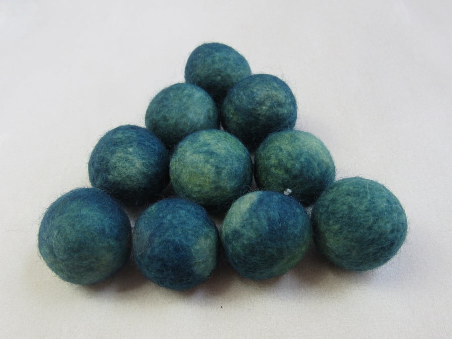 10 2cm Dark Green Natural Dye Felt Balls