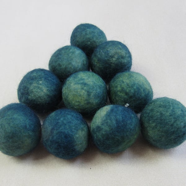 10 2cm Dark Green Natural Dye Felt Balls