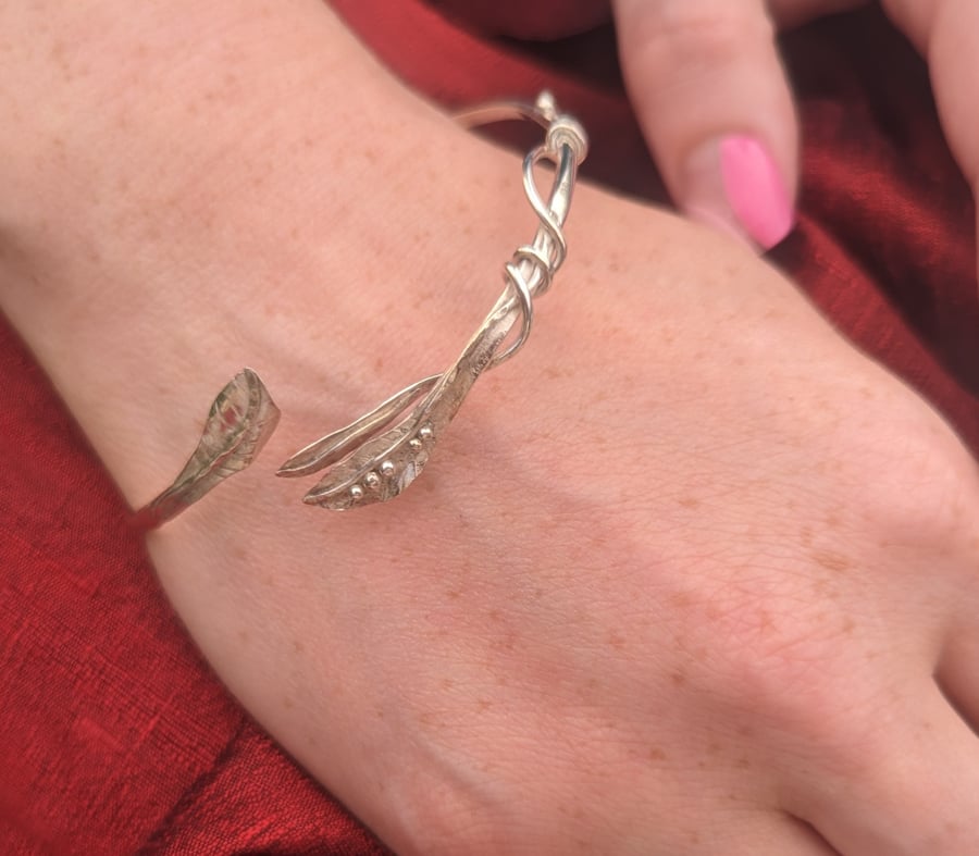 leaves and beries silver bangle
