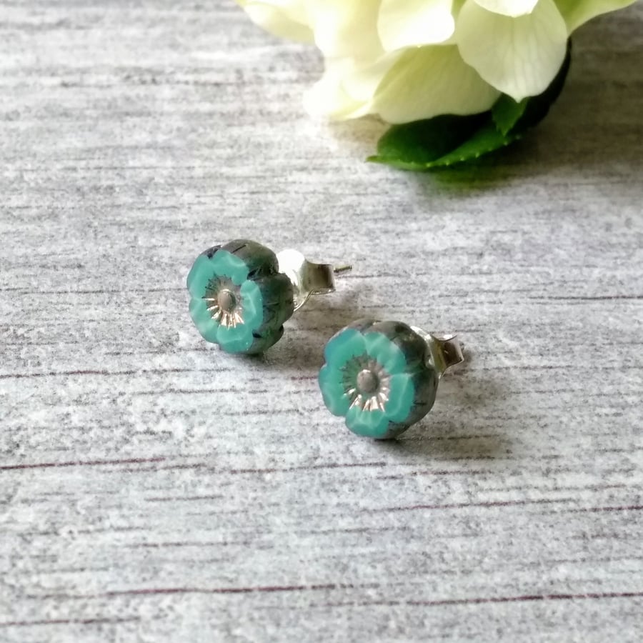 Flower Earrings - Turquoise Green Earrings - Silver Earrings - Stud Earrings