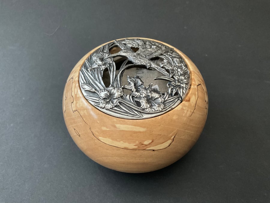 Pot pourri in Spalted beech hardwood with dried lavender