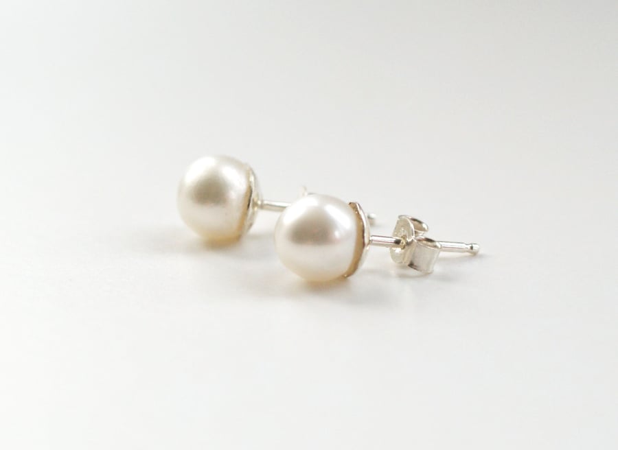 Mini pearl studs