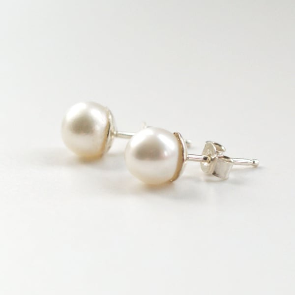 Mini pearl studs