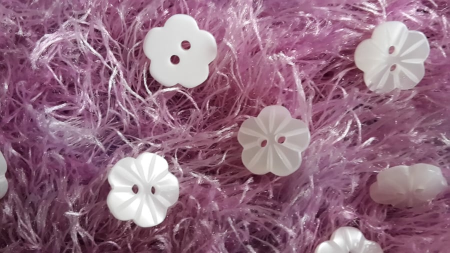 11.5mm 18L Pearl Effect Flower Shaped Laser Etched Buttons x 12