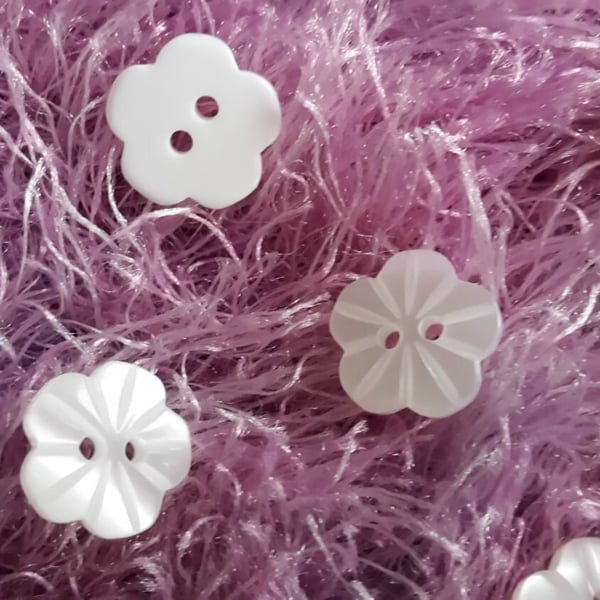 11.5mm 18L Pearl Effect Flower Shaped Laser Etched Buttons x 12