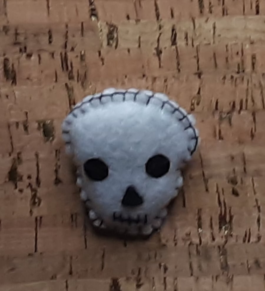 Skull, White Felt Brooch small.