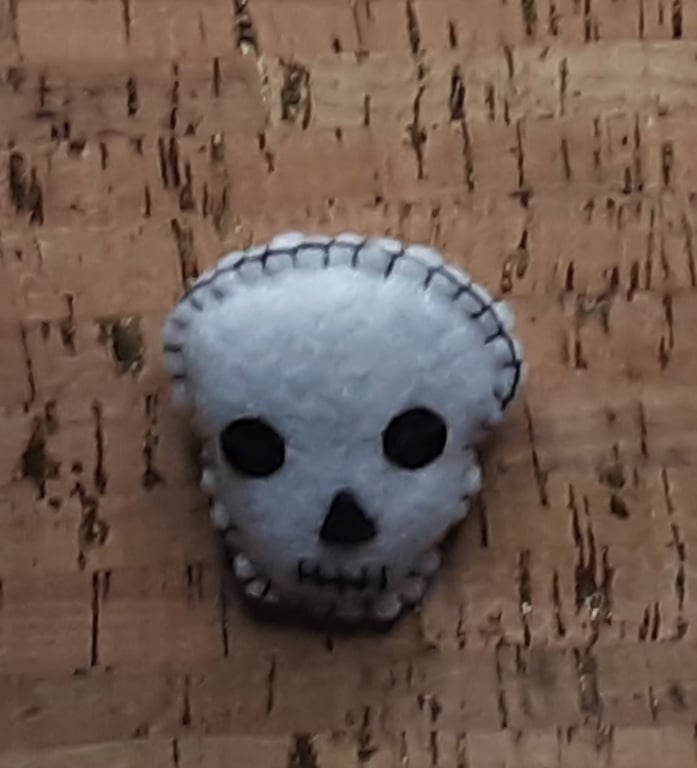 Skull, White Felt Brooch small.