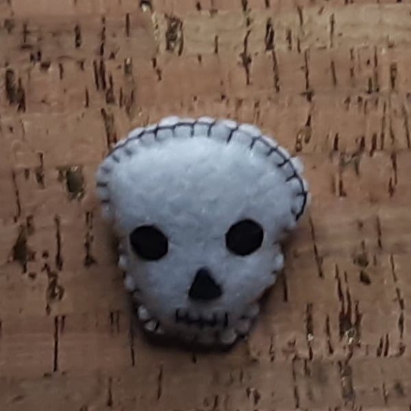 Skull White Felt Brooch small.