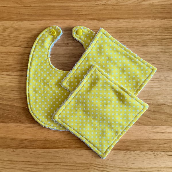 Newborn Baby Boxed Gift Set-Bib & Matching Baby Wipes Bib-Lemon Dots-BGS15