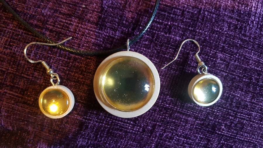 Earings and pendant set made from wood and  gold glass