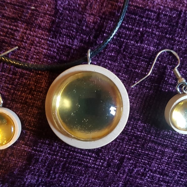 Earings and pendant set made from wood and  gold glass