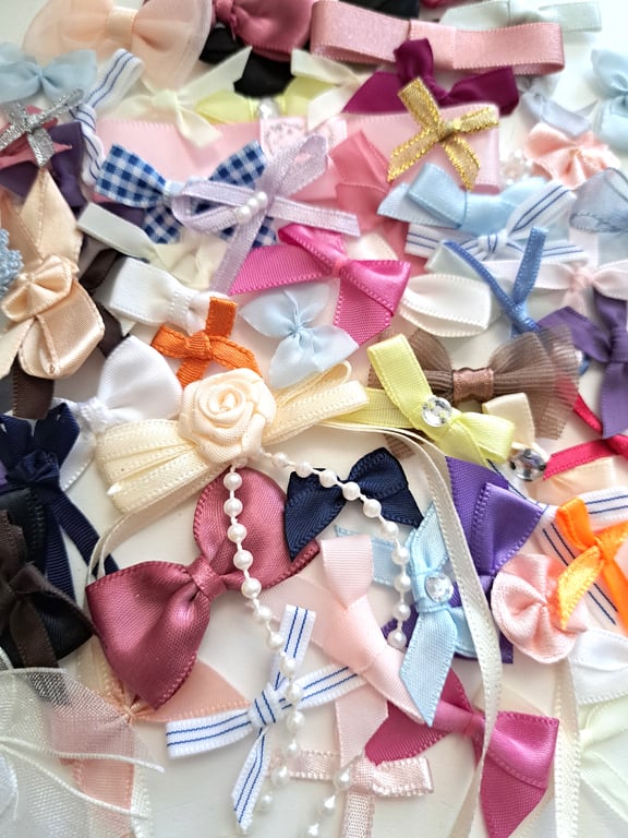 75 mixed ribbon bows in a variety of sizes and colours, bows for craft projects