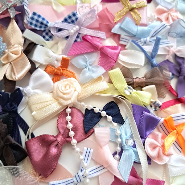 75 mixed ribbon bows in a variety of sizes and colours, bows for craft projects