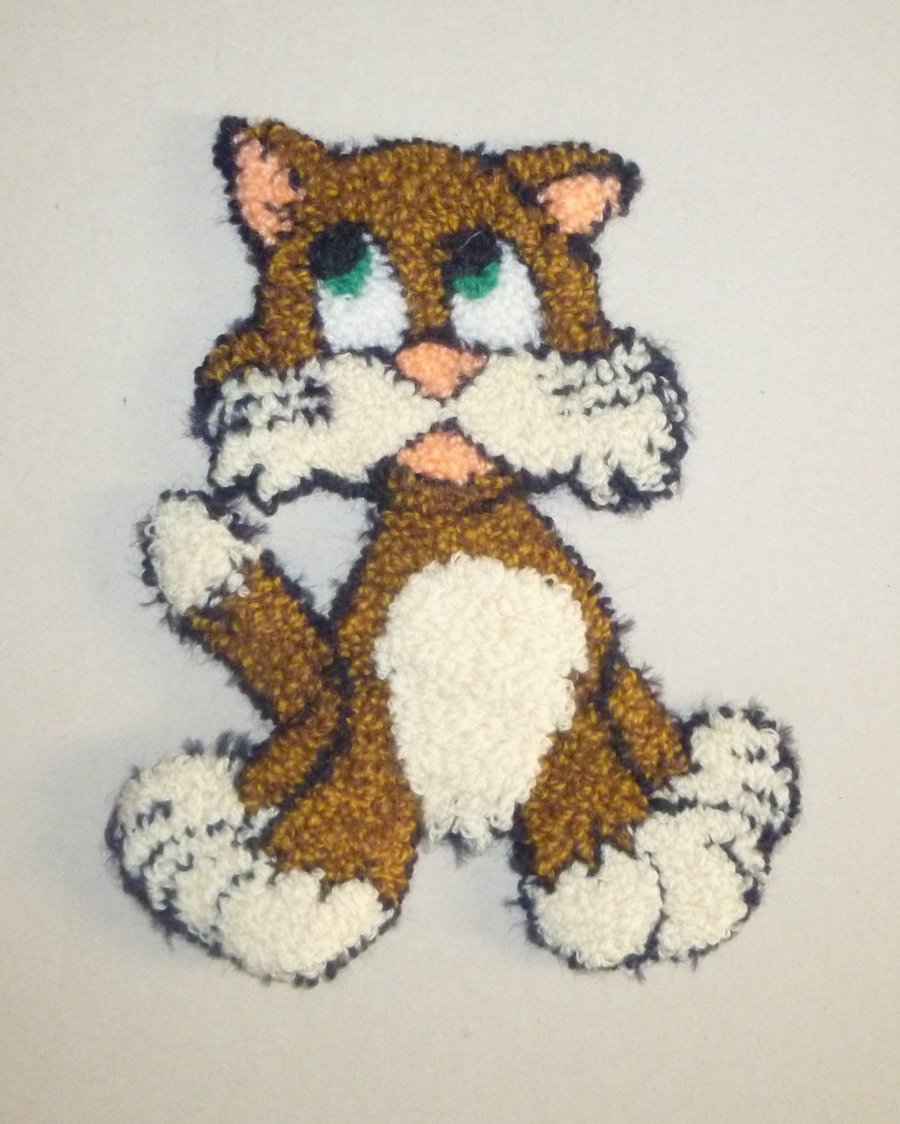 needle punch embroidered cat applique motif. ( ref FA 356 C1 )